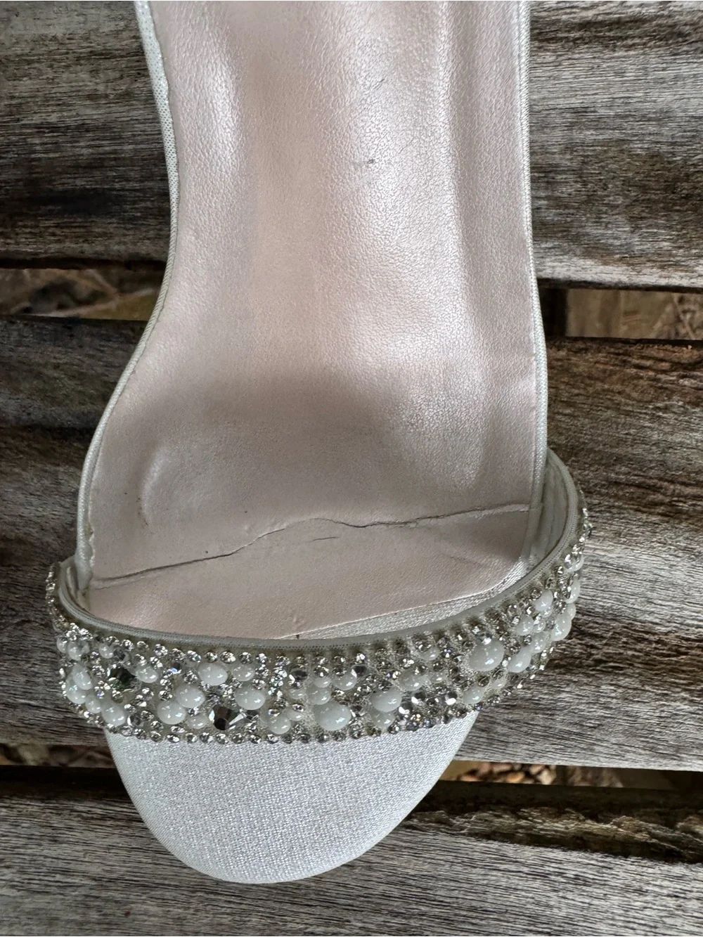 BD studio Ivory Wedge with beaded decal size 7 1/2